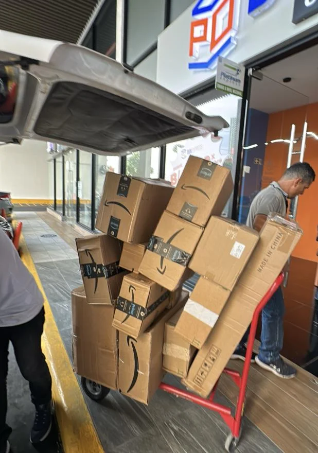Entrega de paquetes en la sucursal de P.O. Box Express